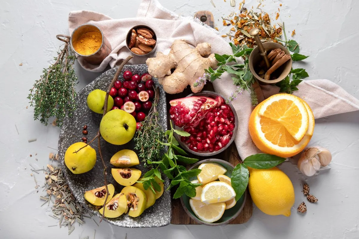 Mesa com frutas e cascas para licor