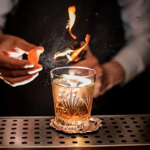 Bartender servindo whisky escocês