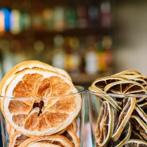 Dois copos com guarnições de frutas secas