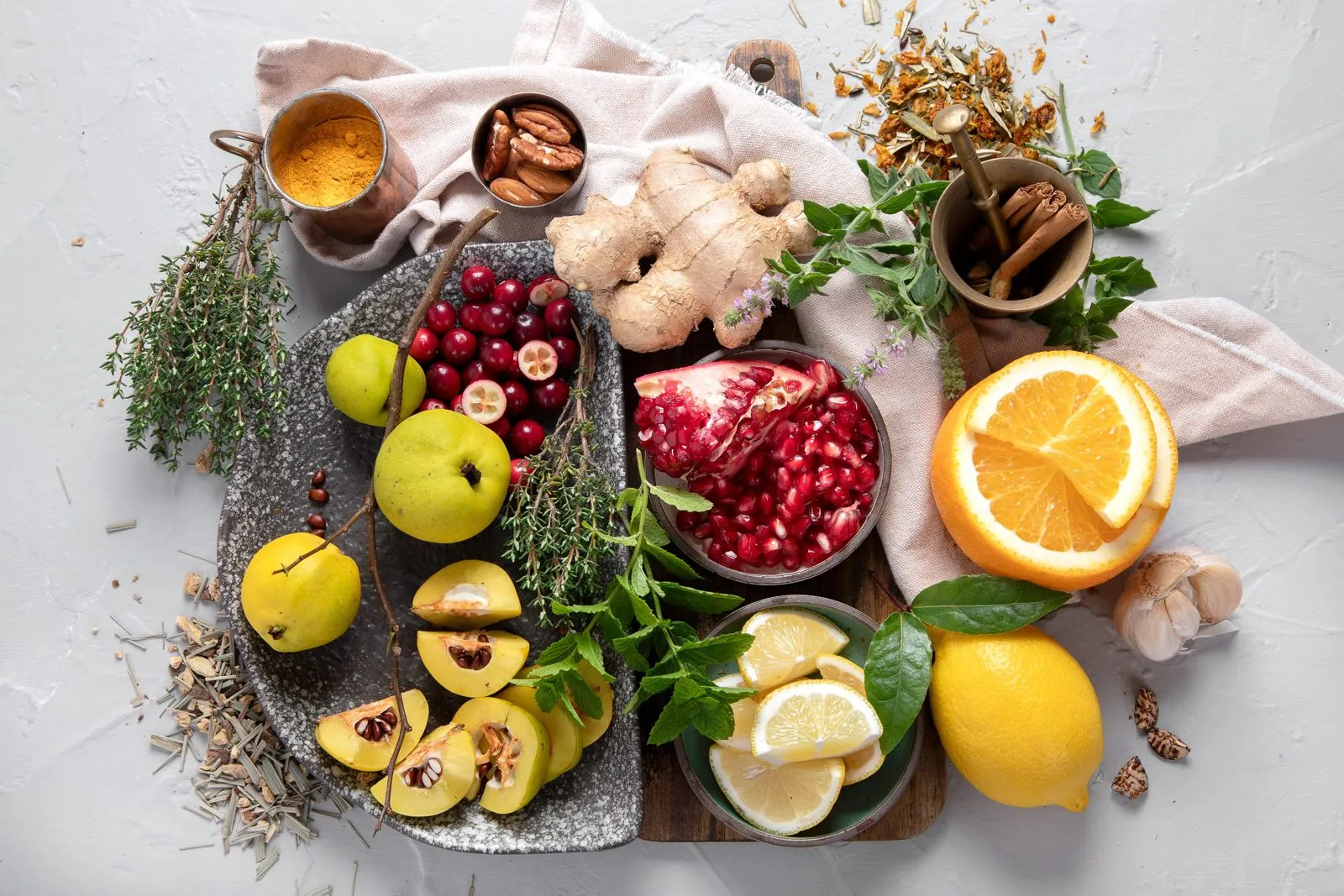 Mesa cheia de frutas e cascas, a matéria-prima dos licores