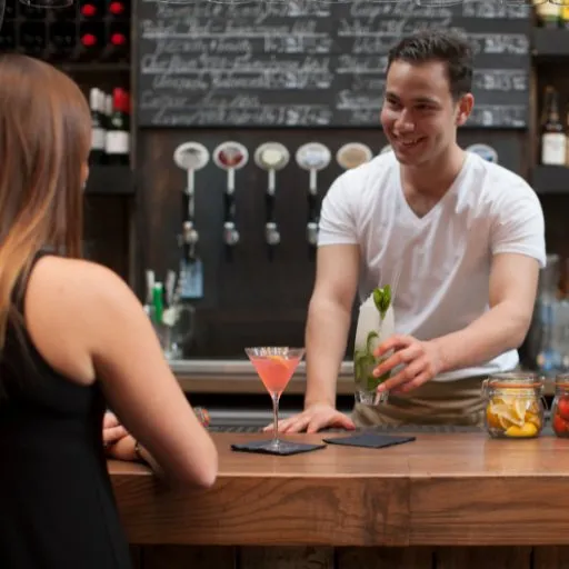 Bartender servindo cliente no balcão