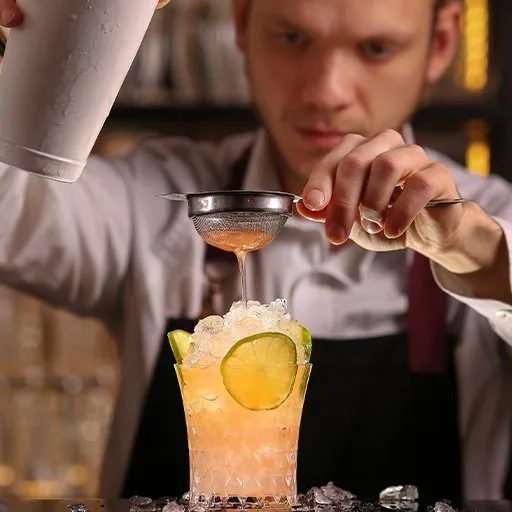 Bartender coando um drinque