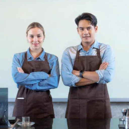 Dupla de bartenders de avental