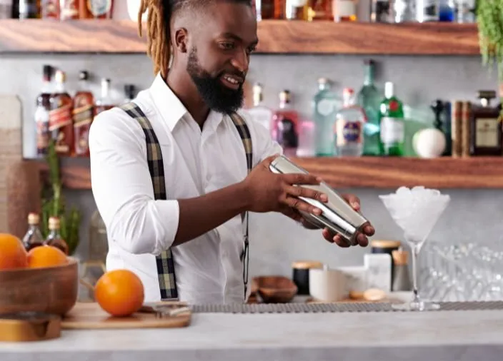Bartender batendo coquetel