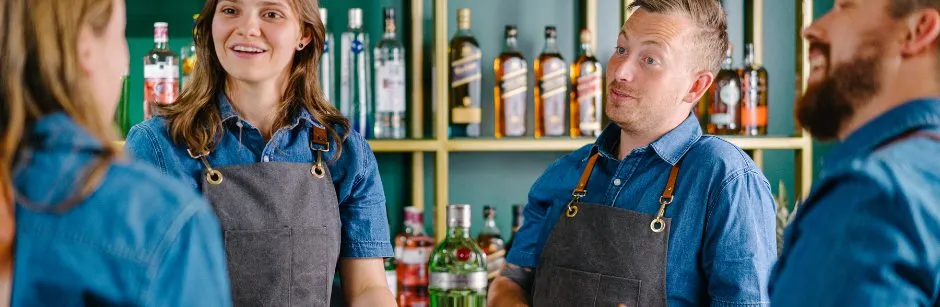 Equipe de bartenders atrás do balcão