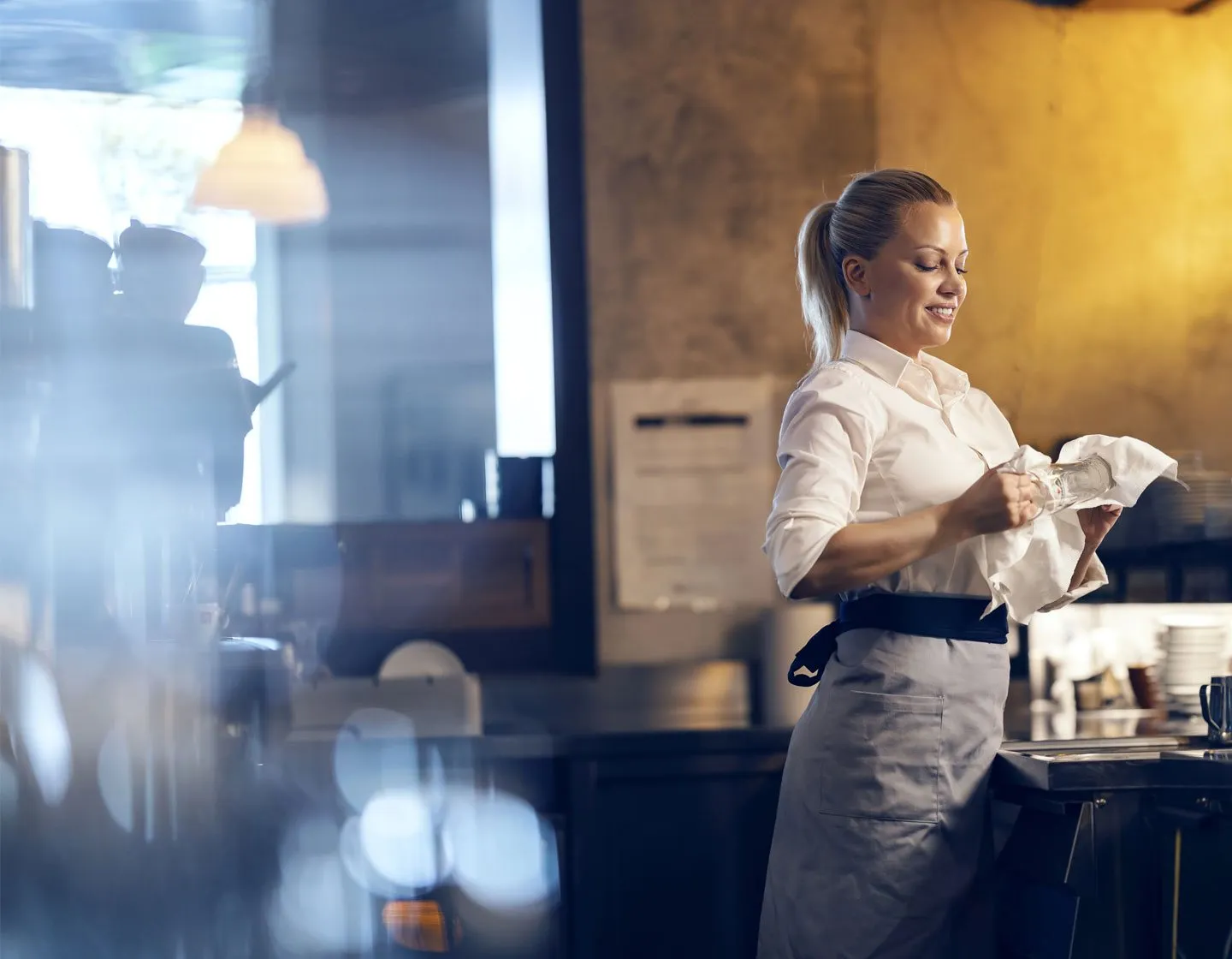 Bartender secando um copo
