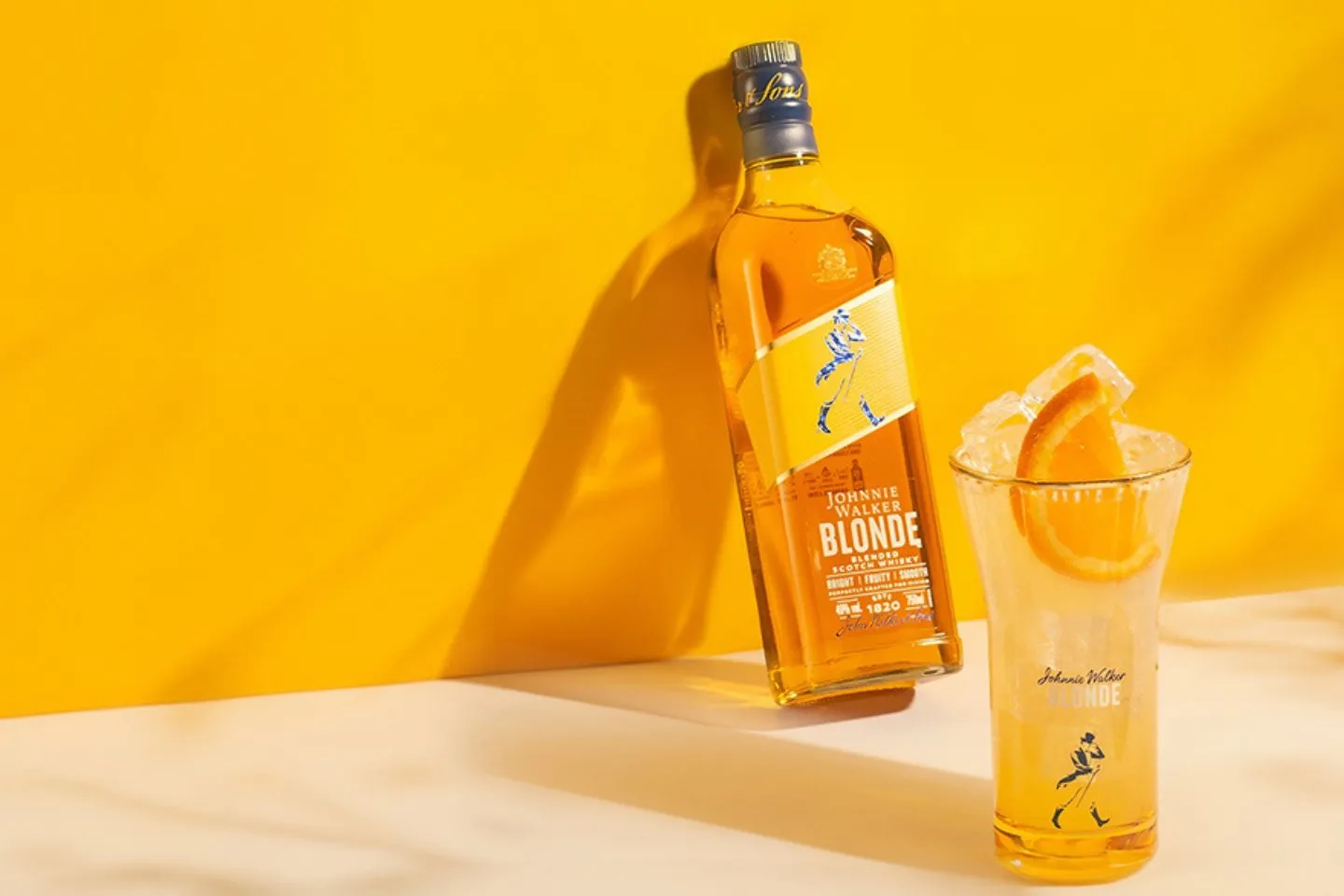 Garrafa de Johnnie Walker Blonde e drinque com laranja
