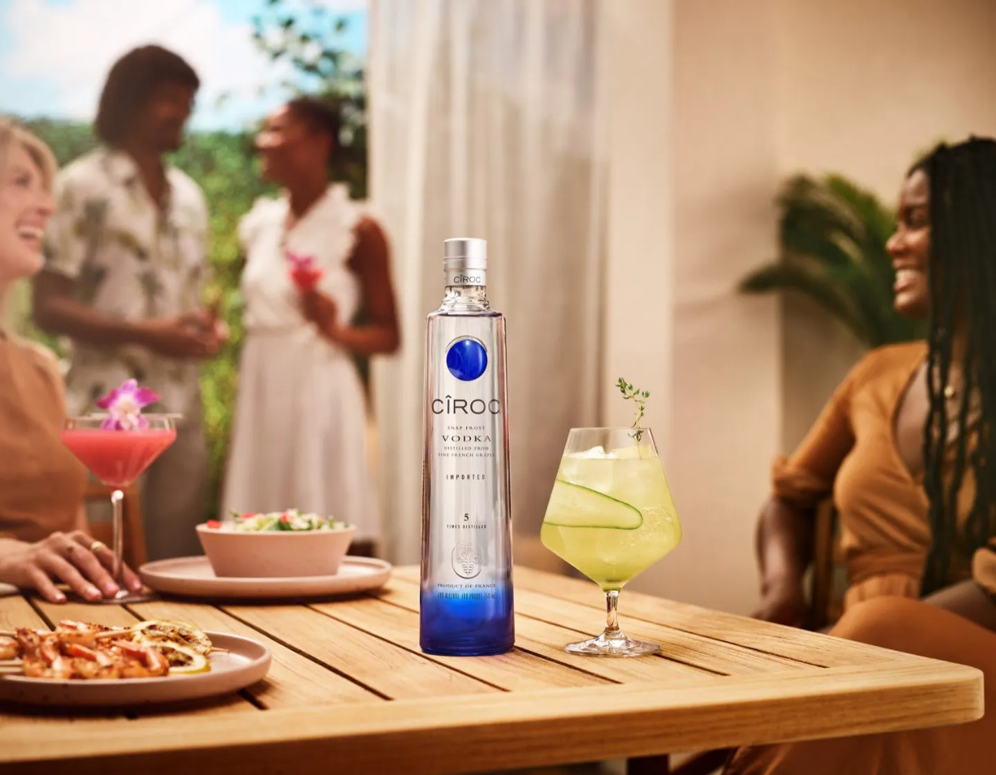 Garrafa de vodka CÎROC ao lado de um coquetel
