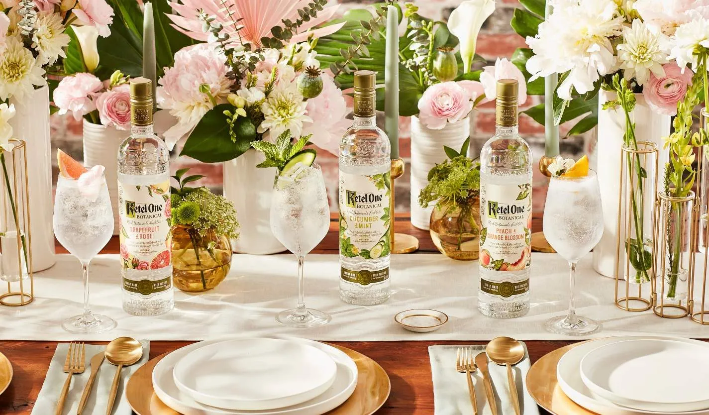 Garrafas de Ketel One Botanical numa mesa enfeitada com flores