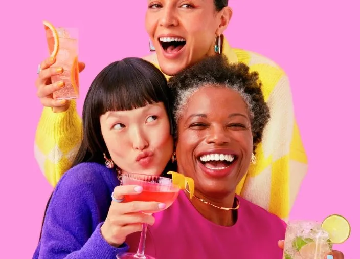 Três amigas brindando com coquetéis de Smirnoff