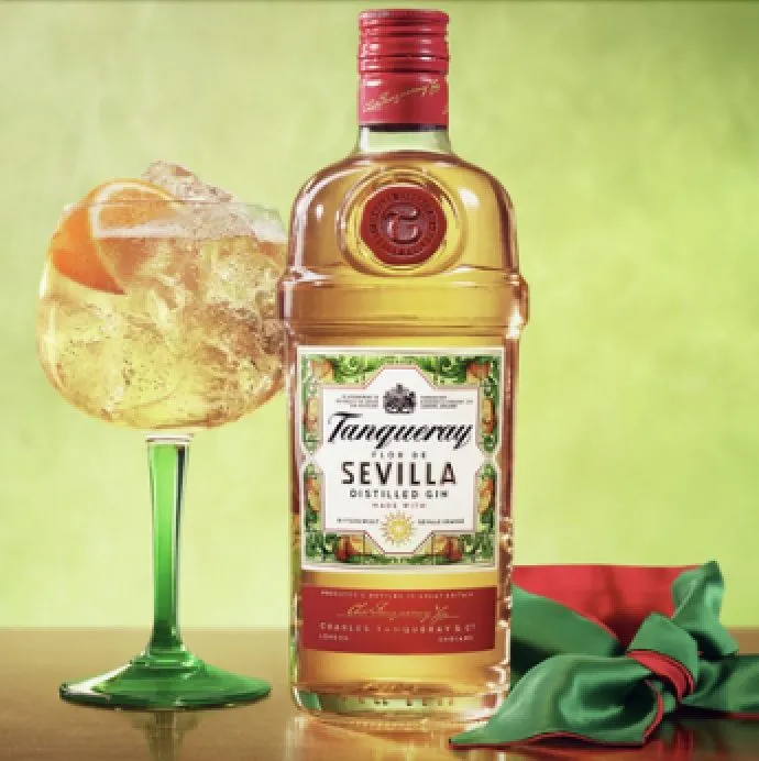 Garrafa de Tanqueray Flor de Sevilla ao lado de uma taça de gim-tônica