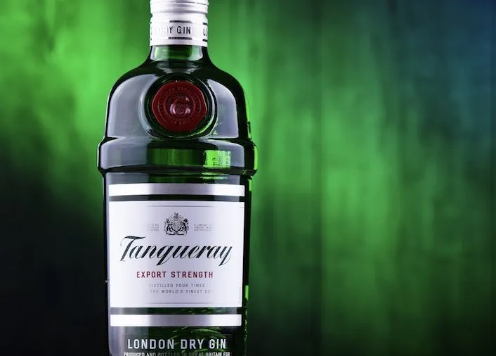 Garrafa de Tanqueray London Dry Gin sobre fundo verde