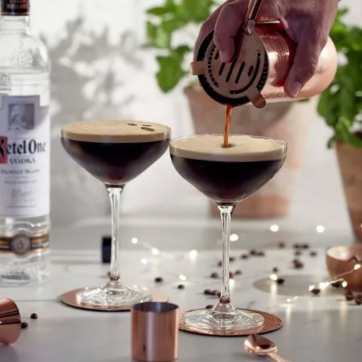 Coquetel Espresso Martini feito com Ketel One sendo servido