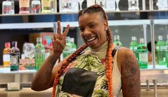 Ana Negra, treinador do Diageo Bar Academy, sorrindo atrás do balcão