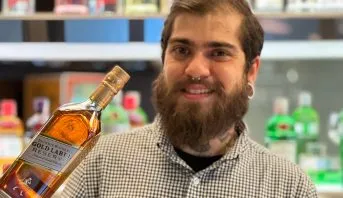 Miguel Paes, treinador do Diageo Bar Academy, sorrindo atrás do balcão