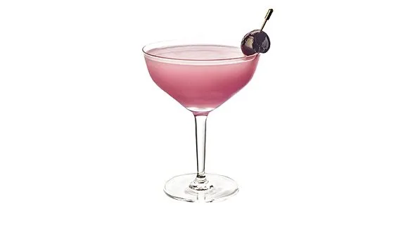 Aviation em taça coupe, rosado, com cereja maraschino no palito