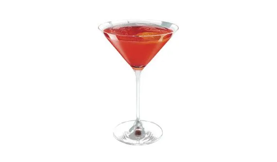 Cosmopolitan vermelho em taça martini com casca de laranja