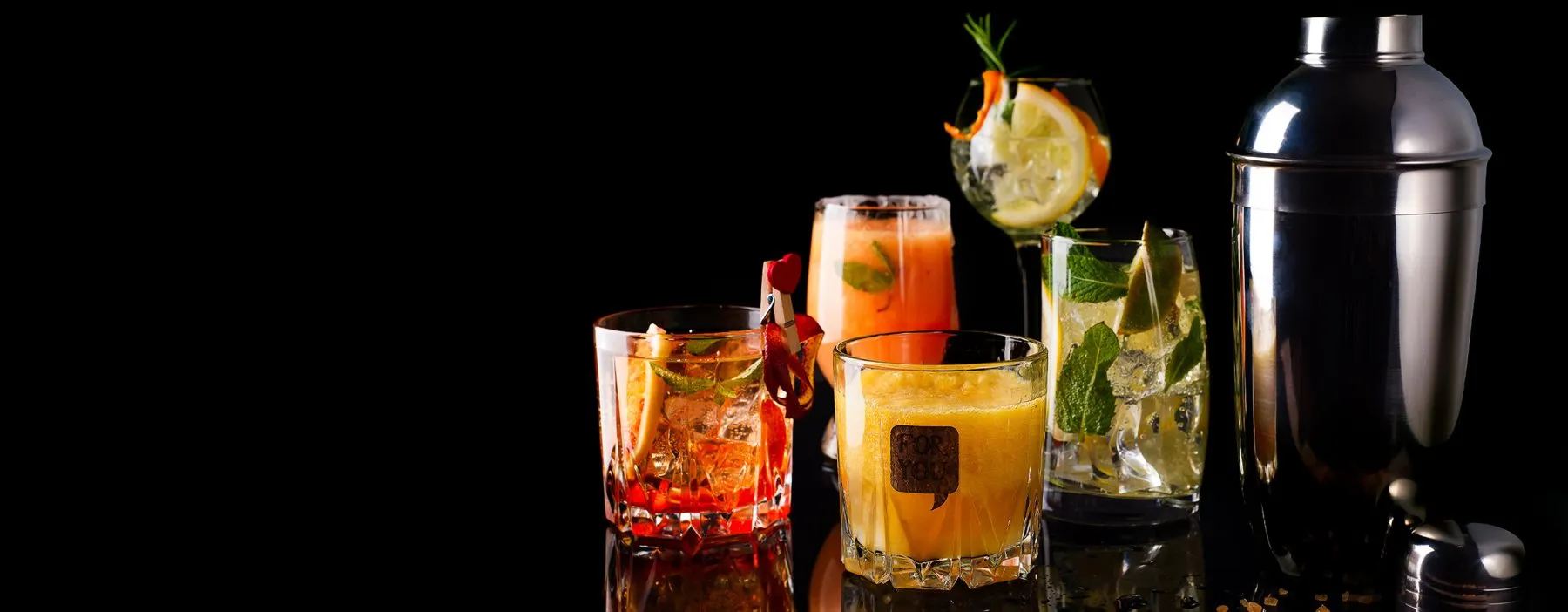 Coquetéis com rum sobre fundo escuro