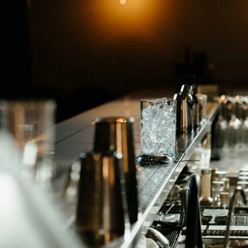 Montagem de bar com copo vazio e gelo