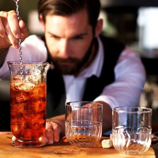 Barman mexendo uma bebida