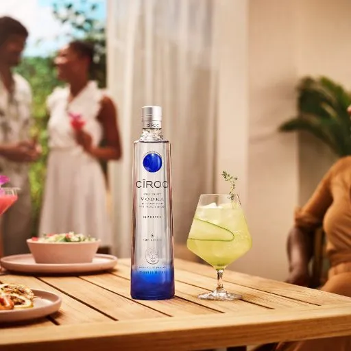 Garrafa de vodka ao lado do coquetel