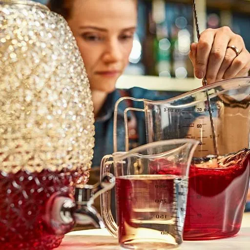 Barman concentrando-se em fazer coquetel