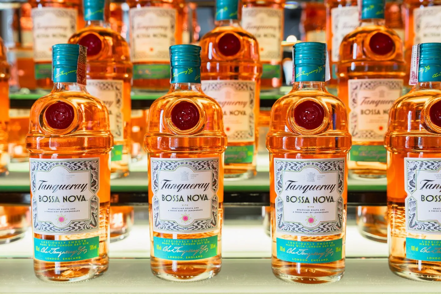 Garrafas de Tanqueray Bossa Nova na prateleira